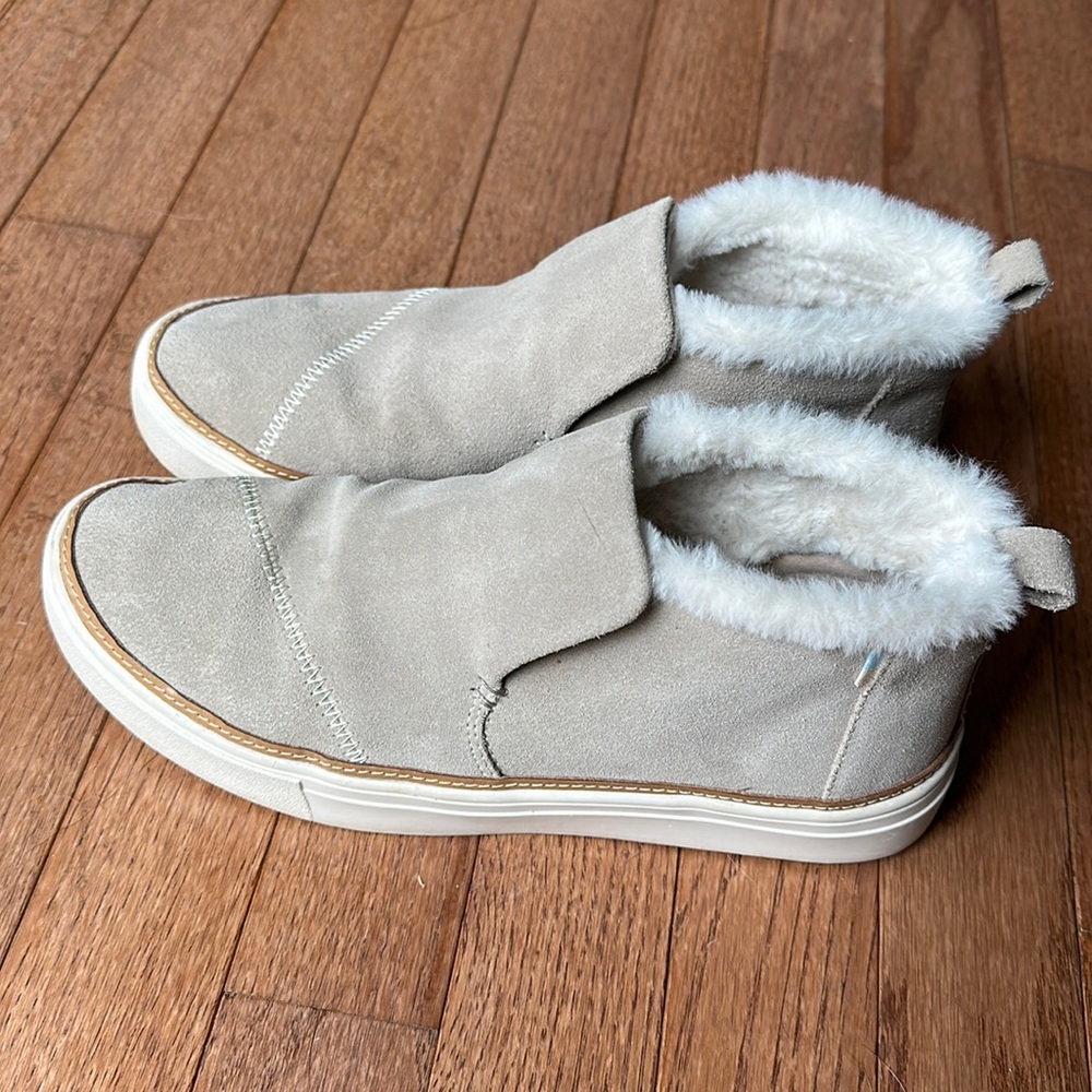 Tom’s Paxton Cobblestone Tan Suede fur lined ankle boot sneaker size 8